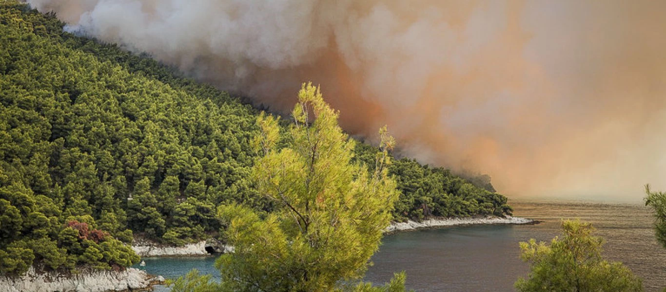 Σε εξέλιξη η μεγάλη φωτιά στην Σκόπελο- Καίει ανεξέλεγκτα